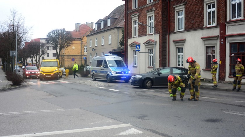 Kolizja dwóch aut na skrzyżowaniu ulic Dworcowej i alei Brzozowej w Chojnicach