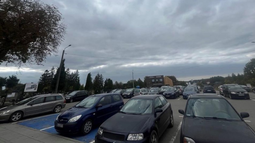 Od 1 marca zmieniają się zasady funkcjonowania parkingu przy cmentarzu w Kościerzynie 