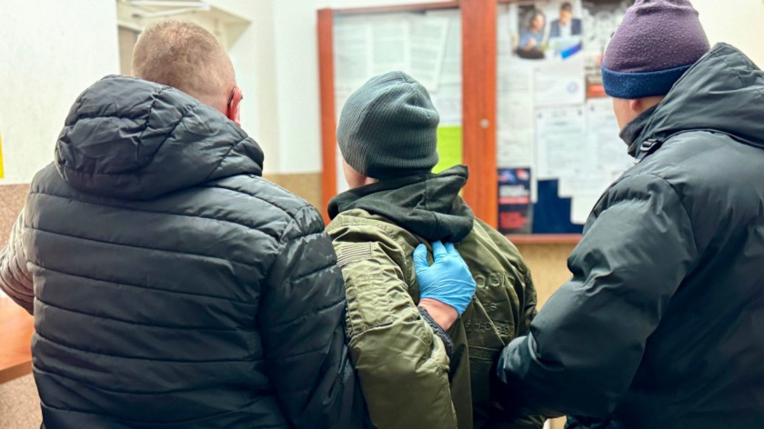 Podpalił dom byłej partnerki, gdy ta przed nim uciekła. Agresor zatrzymany przez bytowskich policjantów