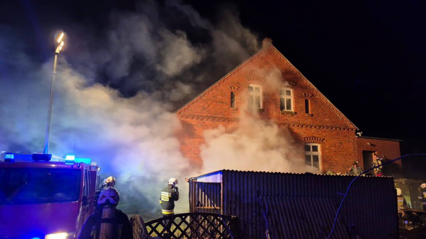 Nocny pożar budynku wielorodzinnego w Obkasie, w gminie Kamień Krajeński FOTO