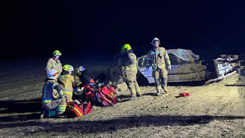 Nocne dachowanie w Łęgu w gminie Czersk. Kierowca i pasażer osobówki trafili do szpitala