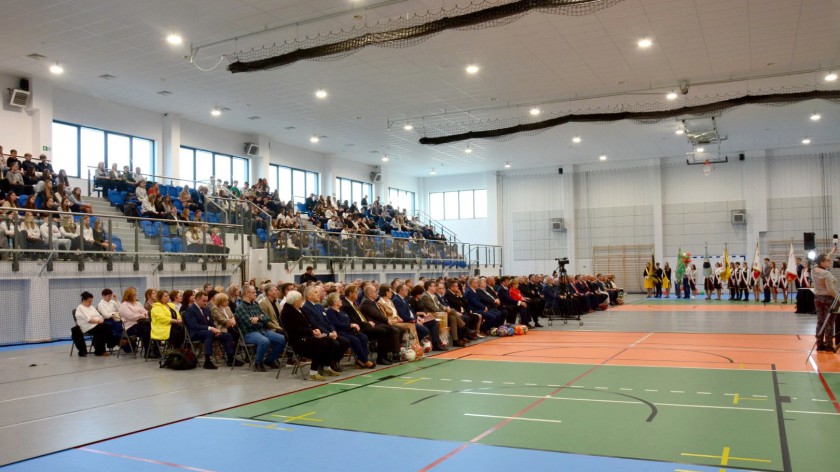 Hala Sportowo-Widowiskowa w Brusach oficjalnie otwarta. Zaprezentowano także nową kuchnię i stołówkę w SP 1 FOTO