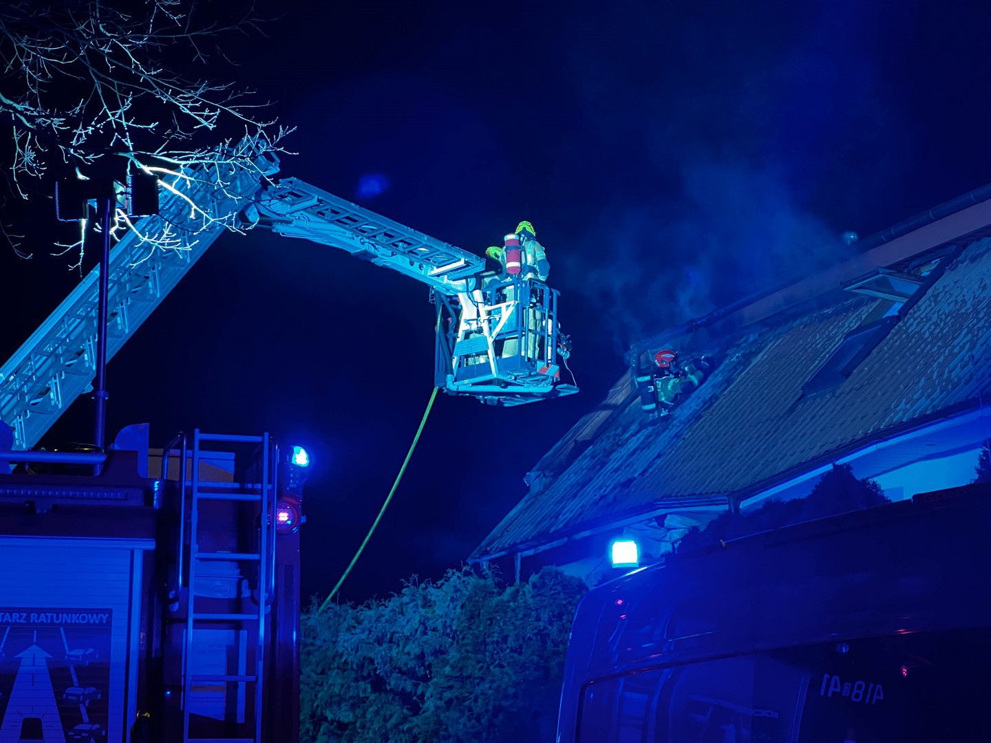Pożar domu jednorodzinnego w Chojnicach. "Widziałem już przez okno ogień i kazałem wszystkim brać co popadnie" (FOTO)