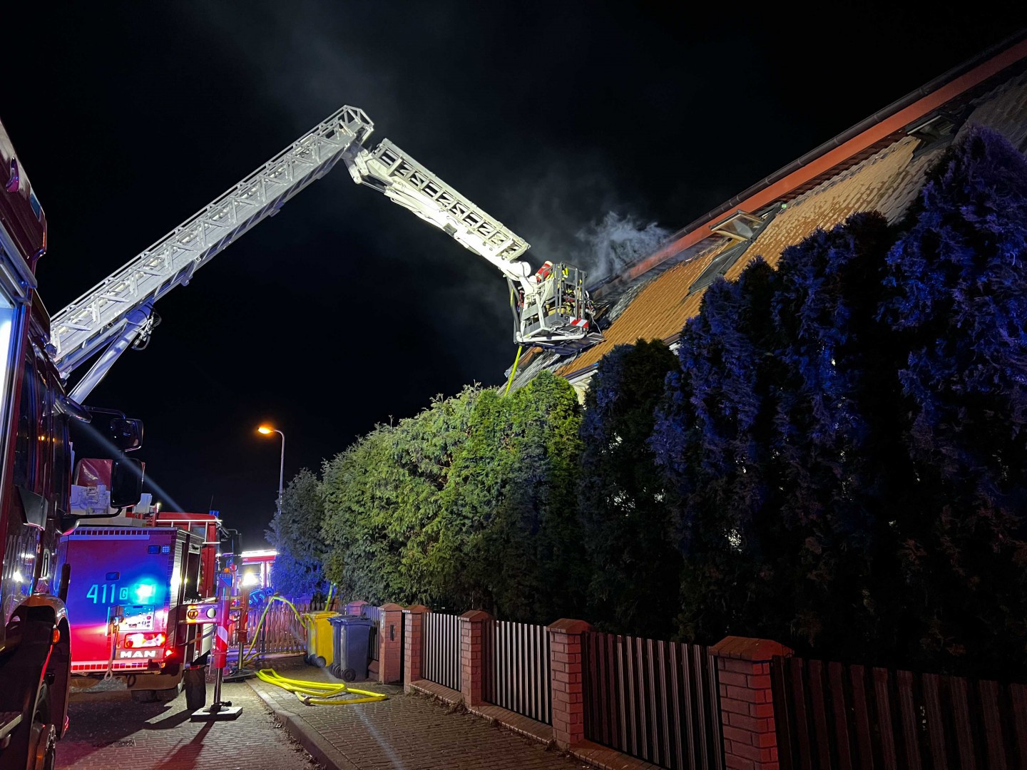 Pożar domu jednorodzinnego w Chojnicach. "Widziałem już przez okno ogień i kazałem wszystkim brać co popadnie" (FOTO)