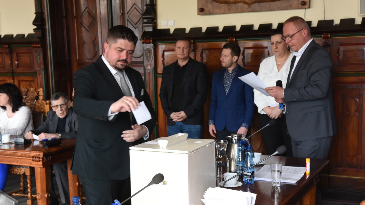 Jan Koperski zachował funkcję wiceprzewodniczącego rady Miejskiej w Chojnicach. Zadecydował jeden głos
