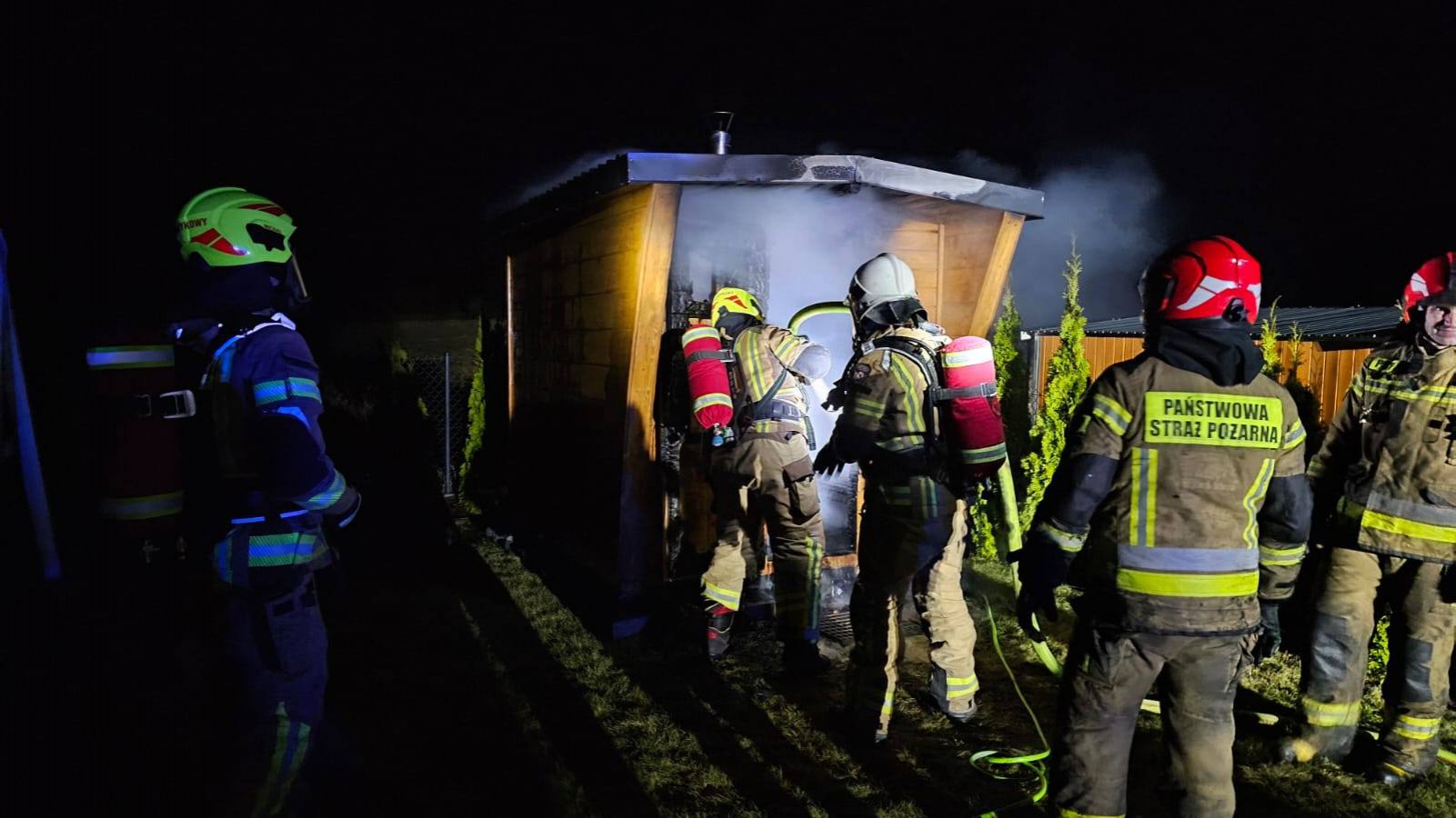 Dwa nocne pożary w Chojnicach. Spłonął budynek gospodarczy oraz sauna zewnętrzna