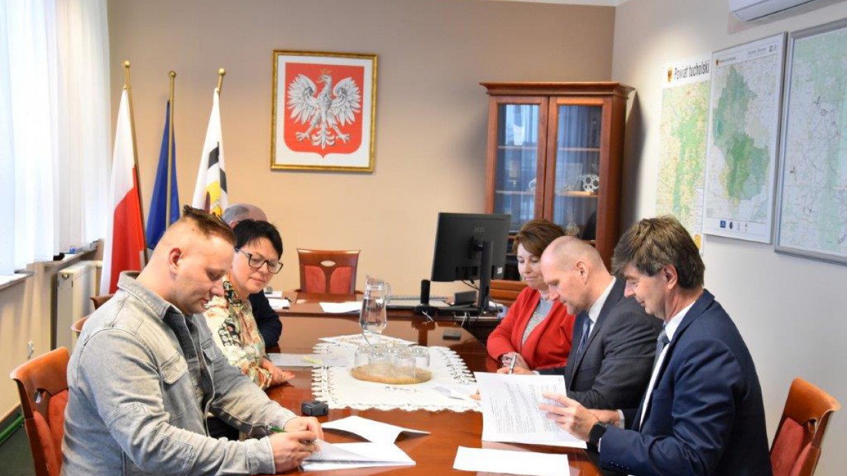 Powiat tucholski ma umowę na prace restauratorsko-konserwatorskie w Domu Pomocy Społecznej w Wysokiej