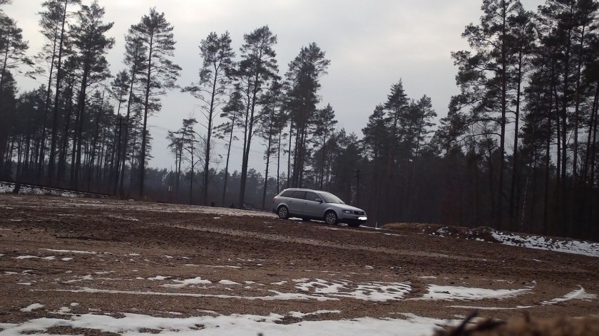 Driftowali i uszkodzili leśny parking. Dwaj 19- latkowie z powiatu kościerskiego odpowiedzą za zniszczenie mienia