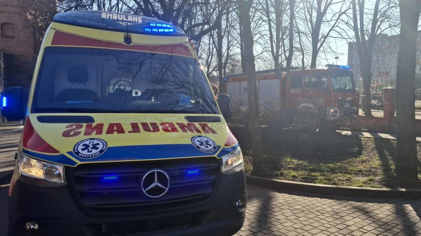 Młodzi ludzie na hulajnodze uderzyli w mur. 14-letni chłopak z obrażeniami głowy trafił do szpitala