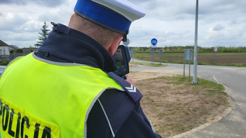 50-latek znacznie przekroczył prędkość na drodze w gminie Śliwice. Policjanci zatrzymali kierującemu prawo jazdy