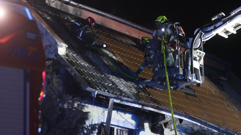 Znane są szacunkowe straty po pożarze domu jednorodzinnego w Chojnicach. Ogień pojawił się w środę 5 marca wieczorem