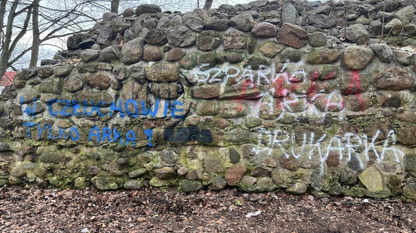 Ktoś popisał farbą w spray&acuteu zabytkowe mury obronne wokół człuchowskiego zamku. Władze miasta zgłosiły sprawę na policję FOTO