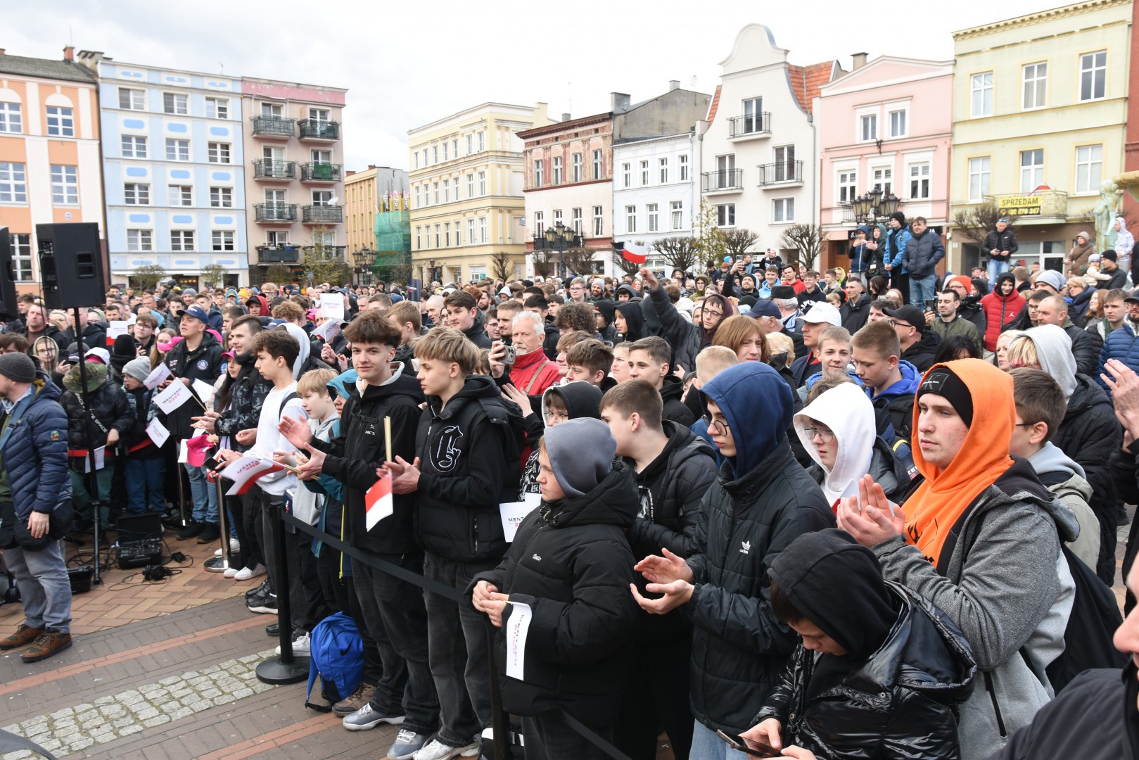 Kandydat na prezydenta Sławomir Mentzen w regionie. Spotkania w Człuchowie, Chojnicach i Tucholi (FOTO)