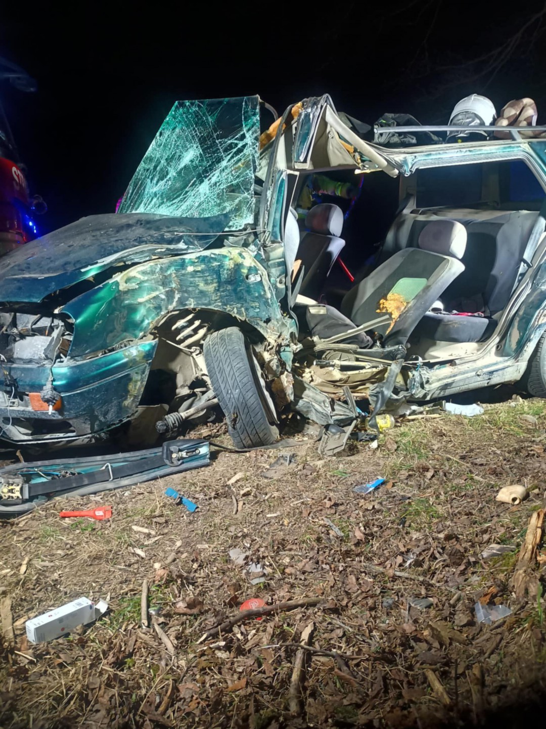 Volkswagen uderzył w drzewo w okolicach Wyczech w gminie Czarne. Kierowca był zakleszczony w pojeździe
