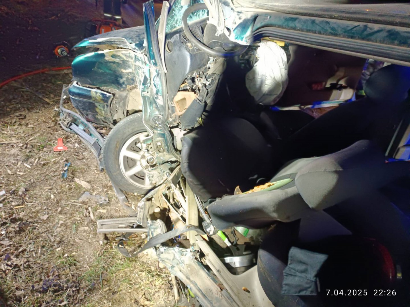 Volkswagen uderzył w drzewo w okolicach Wyczech w gminie Czarne. Kierowca był zakleszczony w pojeździe