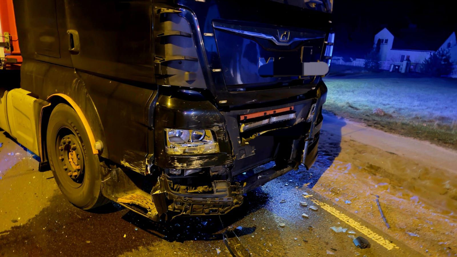 Nocna kolizja osob&oacute;wki i samochodu ciężarowego w Czersku. Policja ma ustalenia