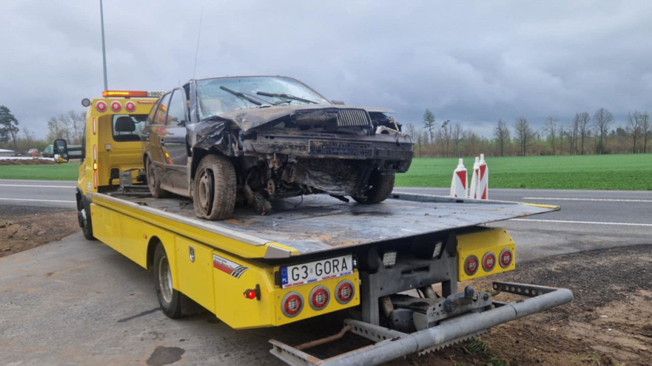 Kolejne zdarzenie drogowe na berlince. W Jeziorkach osob&oacute;wka wypadła z drogi (AKTUALIZACJA)