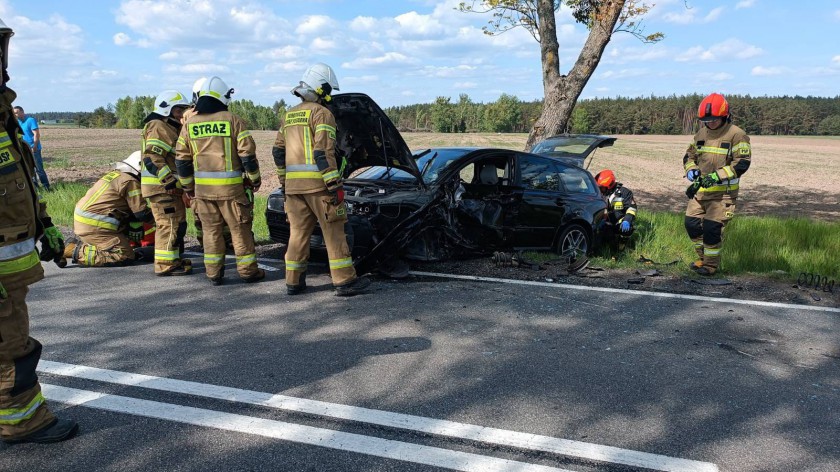 Czołowe zderzenie dwóch aut osobowych na DK 25 na trasie Gwieździn-Stołczno. Wprowadzono ruch wahadłowy AKTUALIZACJA