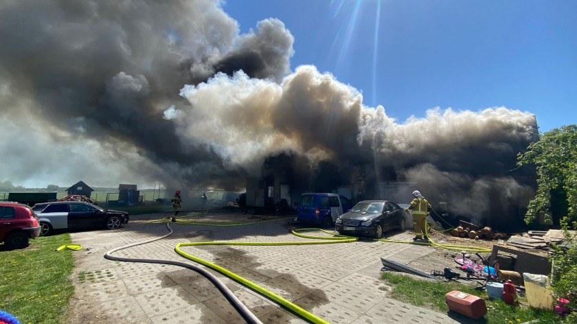 Pożar magazynu, garażu i szopy w Nowym Gronowie, w gminie Debrzno. Strażacy obronili przed ogniem budynek jednorodzinny FOTO
