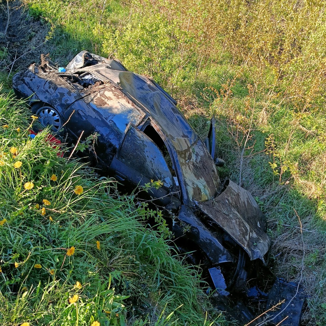 Poważny wypadek w gminie Studzienice. Dwoje nastolatk&oacute;w trafiło do szpitala po dachowaniu
