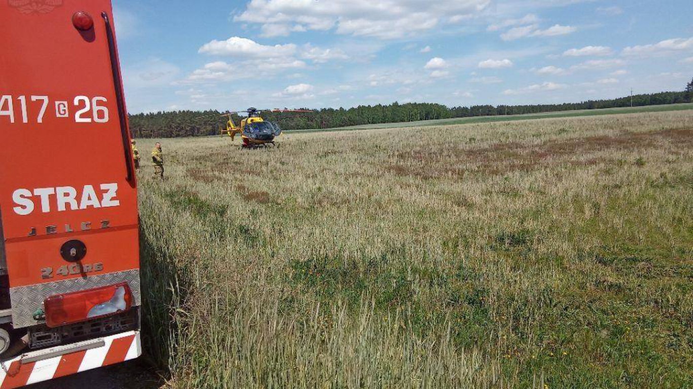 Poważny wypadek motorowerzysty w Kłodni koło Czerska. Śmigłowiec LPR przetransportował go do szpitala (AKTUALIZACJA)