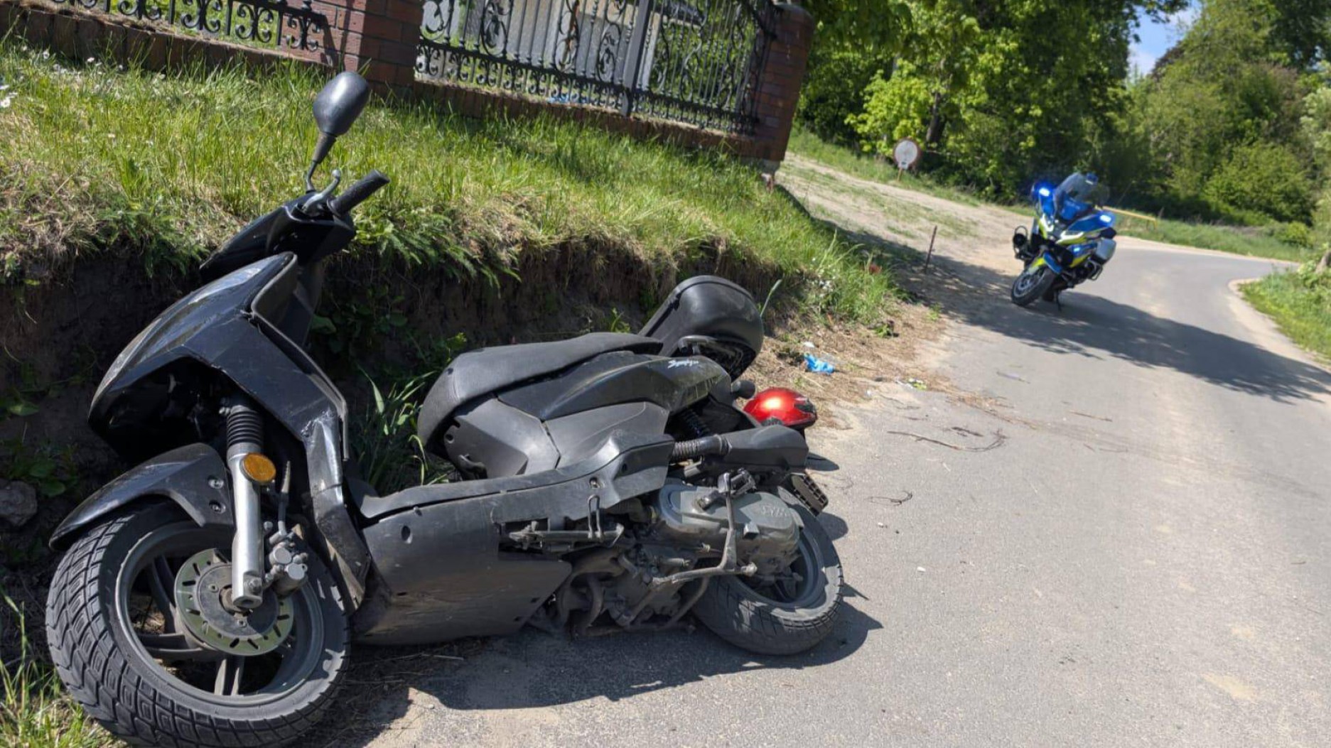 Poważny wypadek motorowerzysty w Kłodni koło Czerska. Śmigłowiec LPR przetransportował go do szpitala (AKTUALIZACJA)