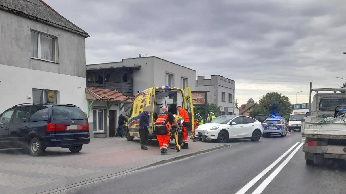 Nastolatek na hulajnodze ranny po potrąceniu w Chojnicach. Poszkodowany chłopak trafił do szpitala