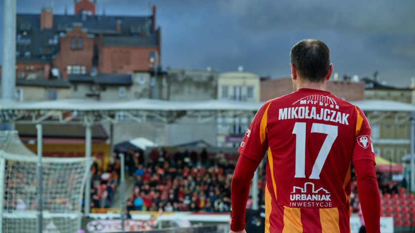 Duma, ale też smutek. Tak żegnaliśmy Tomasza Mikołajczaka. Ostatni mecz legendy Chojniczanki REPORTAŻ