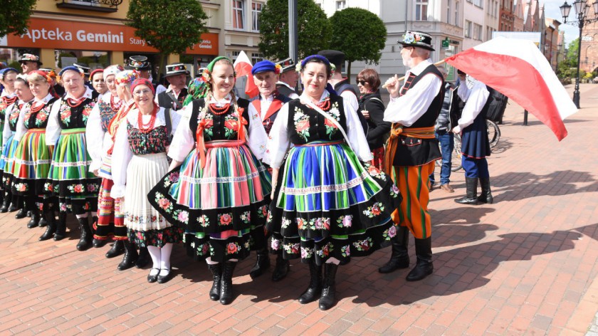 Obchody Święta Narodowego 3 Maja na chojnickim rynku. Była orkiestra, salwa honorowa i apel pamięci FOTO