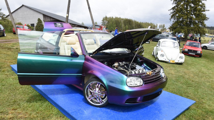 Weekend na zlocie. Trwa impreza motoryzacyjna Betowszci Chillout w Borzyszkowach w gminie Lipnica FOTO, RELACJA