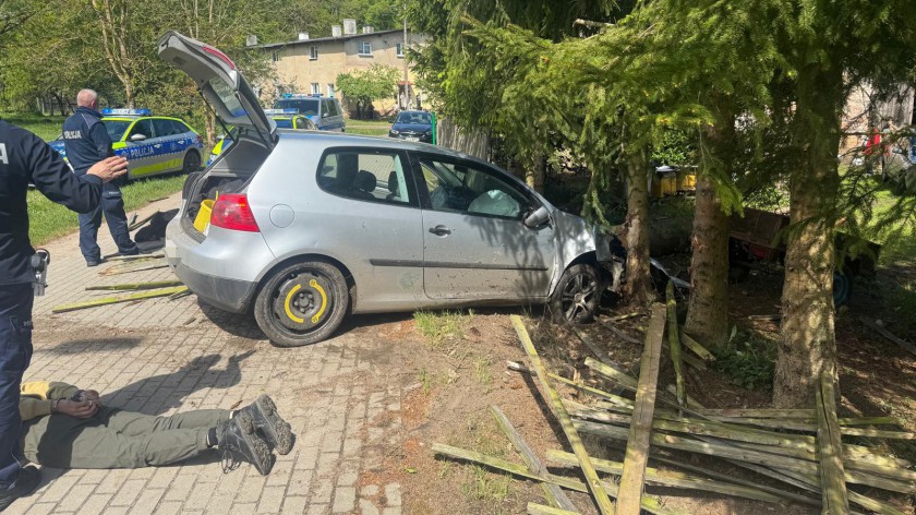  Celowe zderzenie czołowe. Policyjny pościg po gminie Czarne zakończony rozbitym radiowozem. Dwóch mężczyzn zatrzymanych FOTO
