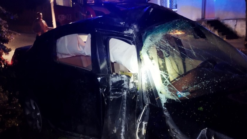 Młody kierowca stracił panowanie nad BMW. Pojazd uderzył w słup energetyczny w Przechlewie FOTO