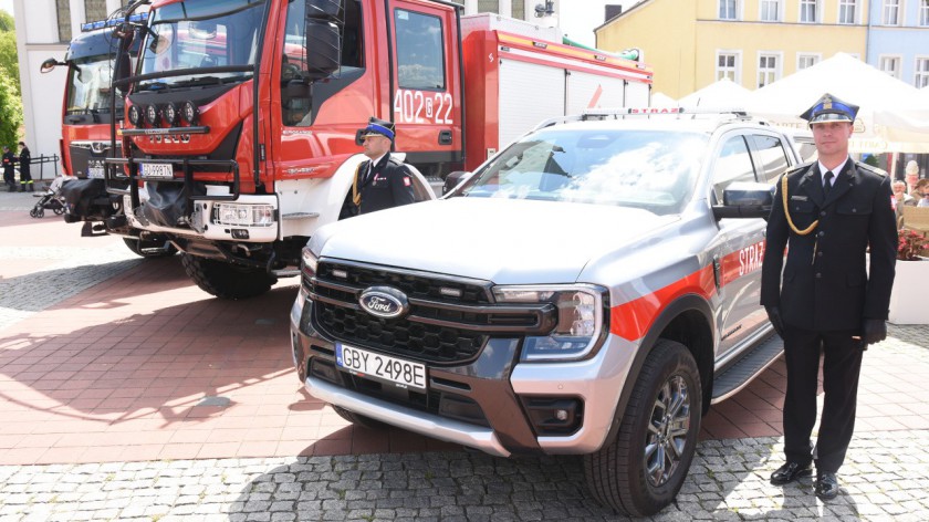 Awanse, medale i nowe auto. Strażacy z powiatu bytowskiego świętowali na rynku w Bytowie FOTO
