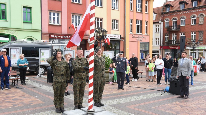 Na rynku w Chojnicach uczczono Dzień Flagi Rzeczypospolitej Polskiej. Był hymn państwowy i wojskowa oprawa FOTO