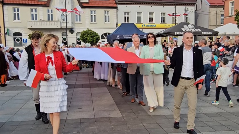 Sępólno Krajeńskie świętowało Dzień Flagi Narodowej w klimacie Chłopów Władysława Reymonta FOTO