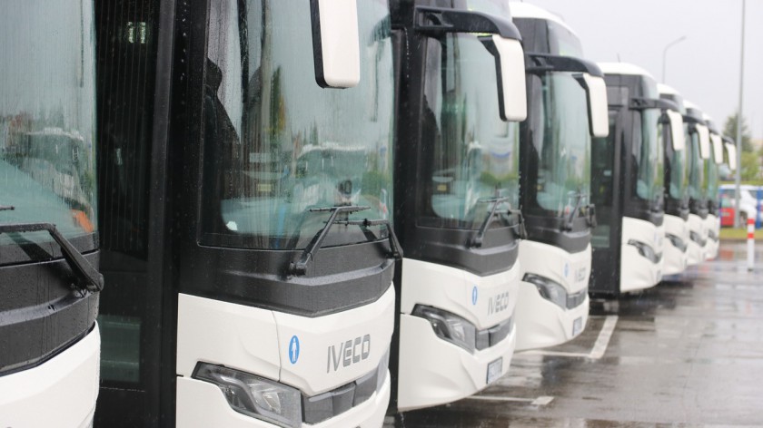 Powiat człuchowski kupił 10 nowych autobusów niskoemisyjnych. W ich oficjalnym przekazaniu uczestniczyła wojewoda pomorska FOTO
