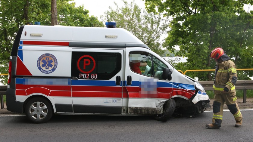 To były ułamki sekund. Zderzenie karetki z osobówką na berlince pod Człuchowem. Na szczęście nikomu się nic nie stało FOTO