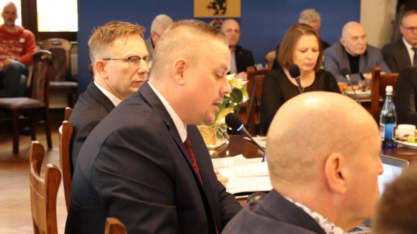 Komunikacyjny zgrzyt na sesji powiatowej w Chojnicach. Radni opozycji czują się niedoinformowani