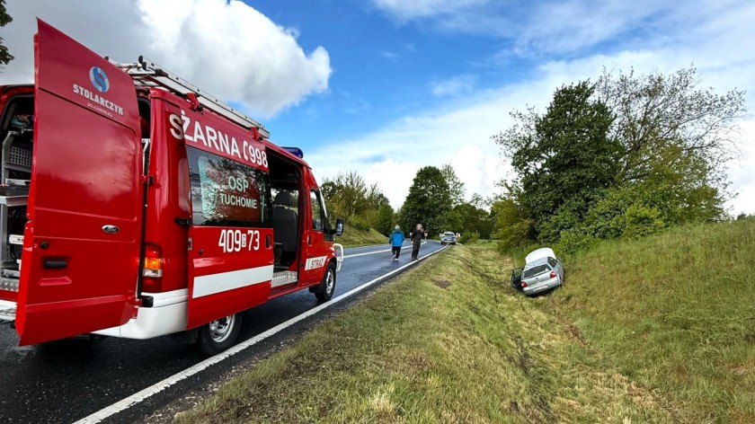 Kolizja na drodze krajowej numer 20 w Tuchomiu. Kierująca volkswagenem wpadła do rowu