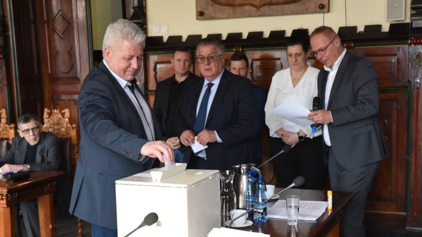 Kontrowersje wokół miejsca zamieszkania dwóch chojnickich radnych. Opozycja chciała wyjaśnień