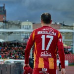   | "Duma, ale też smutek". Tak żegnaliśmy Tomasza Mikołajczaka. Ostatni mecz legendy Chojniczanki (REPORTAŻ)