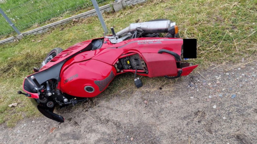 Motocyklista w Czersku nie zatrzymał się do kontroli. Ucieczkę zakończył na ogrodzeniu