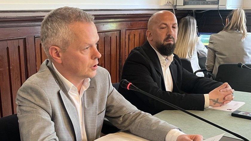 Marcin Modrzejewski nie stracił mandatu. Większość w Radzie Powiatu Kościerskiego opowiedziała się przeciw