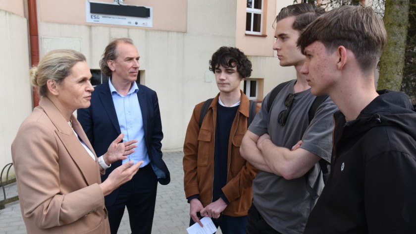 Barbara Nowacka odwiedziła Chojnice. Wizytowała II Liceum Ogólnokształcące i rozmawiała z uczniami FOTO