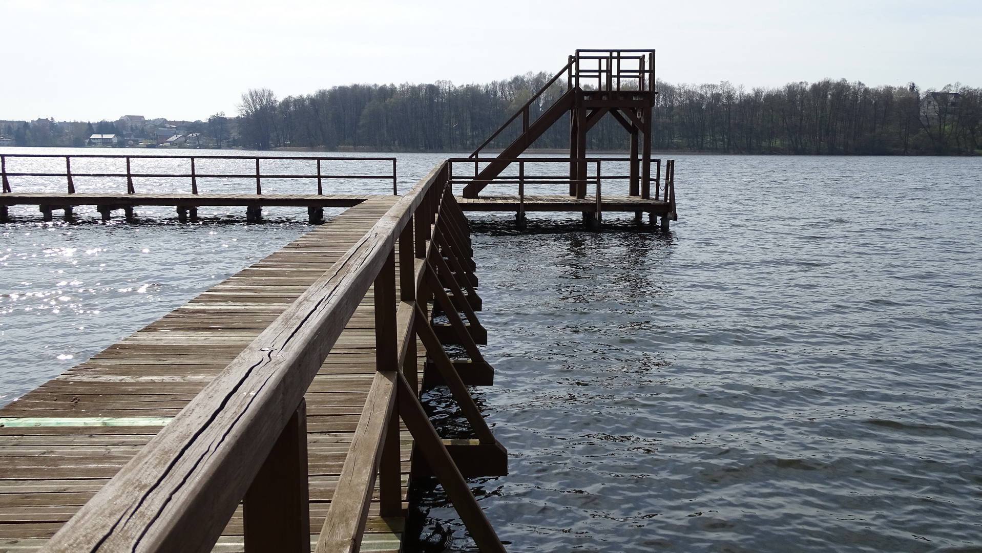 Centrum Sportu i Rekreacji w Sępólnie Krajeńskim przymierza się do wymiany desek na pomostach na plaży miejskiej