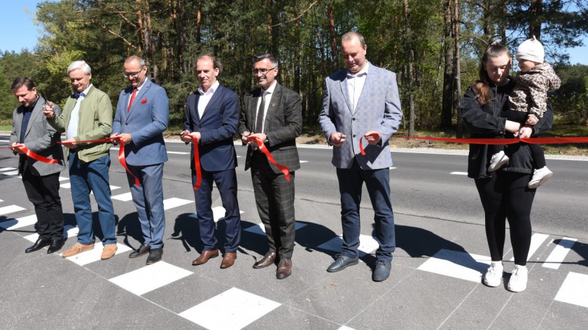 Dzisiaj 20.05 symbolicznie otwarto zmodernizowaną drogę powiatową z Czerska w kierunku Śliwic FOTO