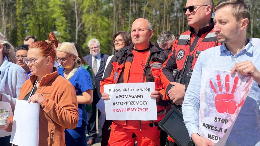  Personel kościerskiej lecznicy dołącza do protestu przeciwko przemocy wobec medyków FOTO
