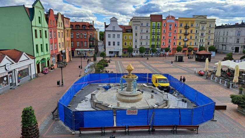 Trwa renowacja fontanny na chojnickim rynku. To najbardziej kompleksowy remont od 24 lat