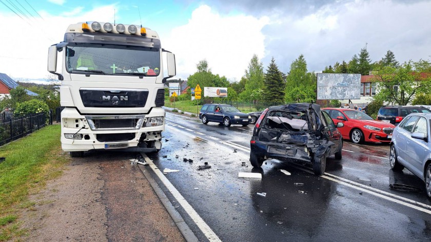 Zderzenie samochodu osobowego i ciężarówki na drodze krajowej nr 22 w Rychnowach FOTO
