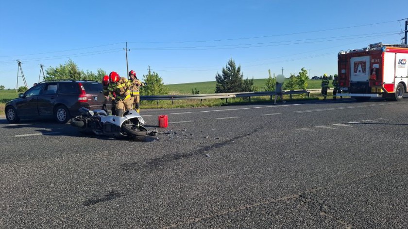 Zderzenie motoroweru z samochodem w Nieżychowicach koło Chojnic. Jedna osoba trafiła do szpitala AKTUALIZACJA